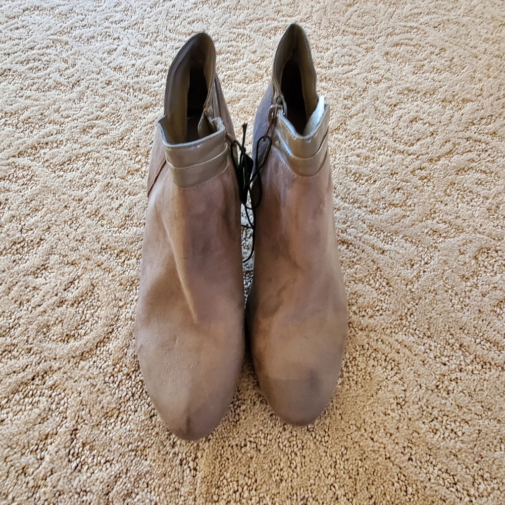 BOOTS - Picture 4 of 7